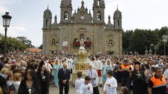 Multitudinaria procesi�n de Os Milagros en el santuario de Monte Medo en Ba�os de Molgas
