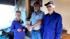 Mar�a Cristina y Jos� Luis Cortina Fresno reciben el premio por su labor frente a la velutina