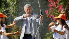 El presidente de la Xunta, Alfonso Rueda, durante su visita al albergue de la Marina en Bergondo