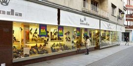 Una de las calles comerciales de Ribadeo. 