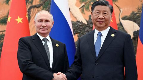 El presidente de Rusia, Vladimir Putin, saludando a su homlogo en China, Xi Jinping.