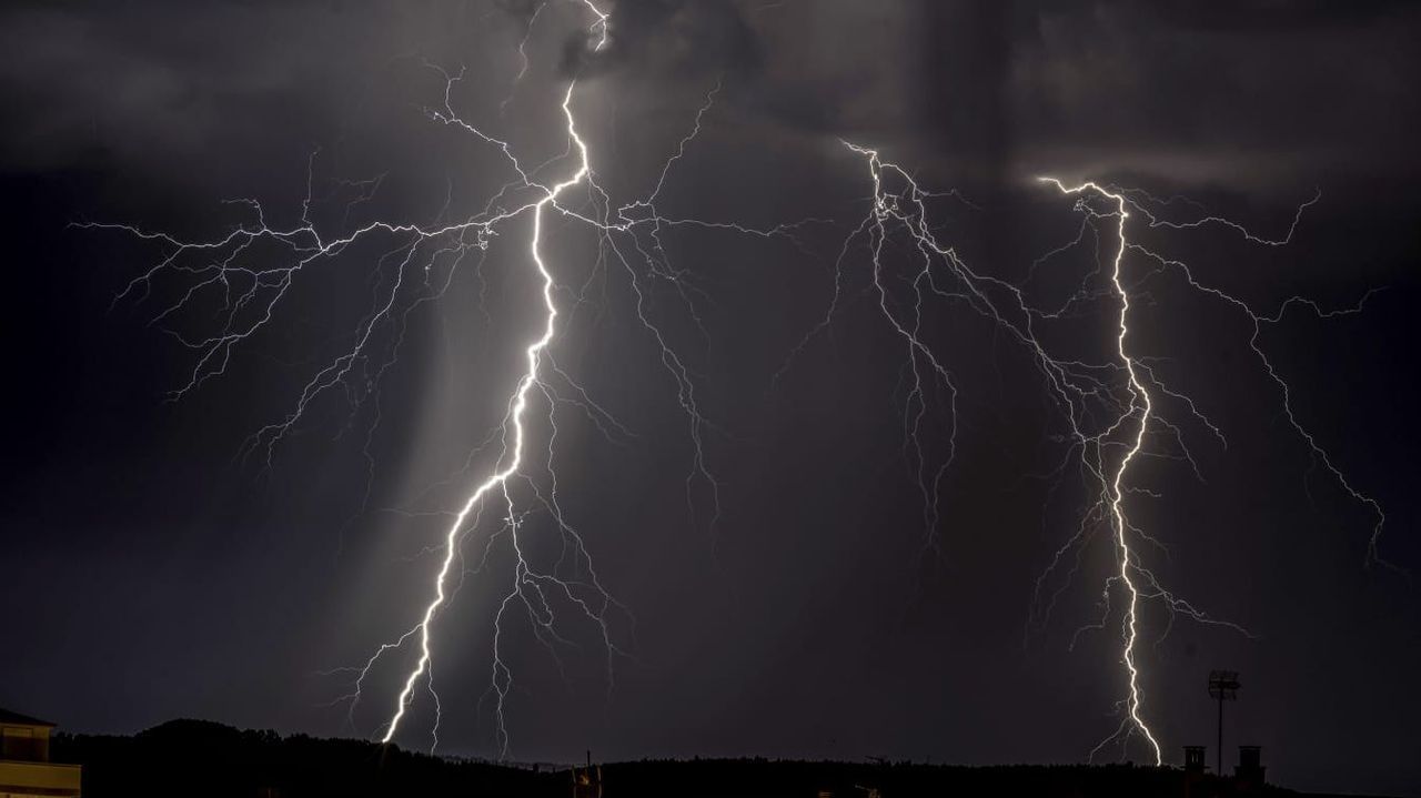 Los rayos iluminan el fin de semana en Galicia: caen más de 1.500 en tan solo dos días