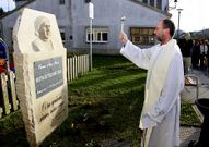 EL p�rroco, Alejandro Garc�a, bendijo la escultura.