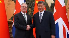 El primer ministro brit�nico, Keir Starmer, con el presidente chino, Xi Jinping, en Pek�n