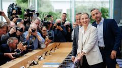 Alice Weidel, copresidenta de la AfD, posa junto al ganador de las elecciones de Sajonia-Anhalt, Ulrich Siegmund.