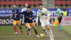 Miguel Loureiro (derecha), junto a Lautaro, en un lance del encuentro del D�por ante el Andorra.