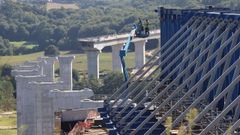 Imagen de las obras de construccin de la autova A-54, entre Lugo y Santiago, en el tramo que salva el valle de Pambre.