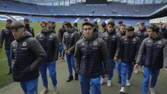 Los juveniles del Deportivo, ayer en Riazor, antes de partir hacia Le�n. 