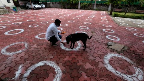 En muchos puntos de India han recurrido a círculos trazados en el suelo para marcar la distancia social