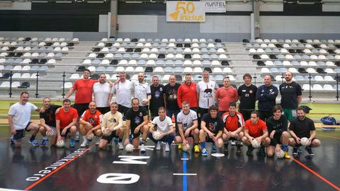 Foto de familia de los jugadores veteranos del conjunto lalinense.