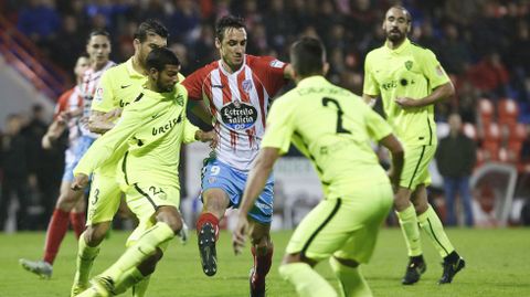 Pablo Caballero se abre paso ante rivales del �lmer�a, en el �ltimo duelo disputado en el �ngel Carro en el que marc� un gol. 