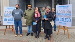 Iria Taibo, no centro, presentou a campa�a para galeguizar os nomes e os apelidos.