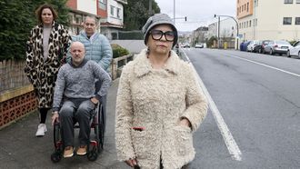Amparo en primer plano, con Joaqun, Vanesa y Maribel en la carretera de Cedeira.