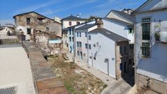 En pocos metros se pueden ver en A Tiner�a pazos y casas restauradas y abandonadas