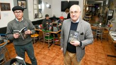 El pintor Carlos Santos y C�ndido Duro, autor de �Pr�xima estaci�n , en la presentaci�n de la novela en Lal�n