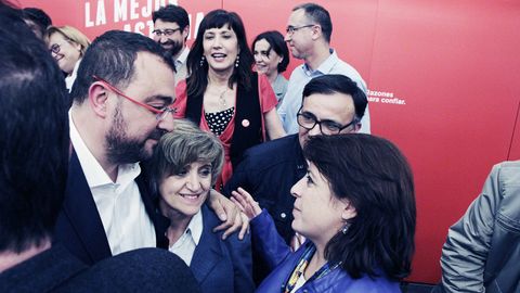 Adrián Barbón celebra la victoria electoral junto a Maria Luisa Carcedo y Adriana Lastra