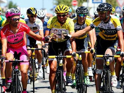 Marque, en el centro, ayer en el tradicional brindis de la �ltima etapa con sus escoltas en el podio, Veloso-derecha- y Rui Sousa.