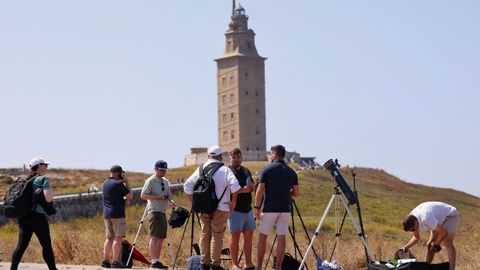 Medios de comunicaci�n prepar�ndose para el eclipse total en el entorno de la torre de H�rcules