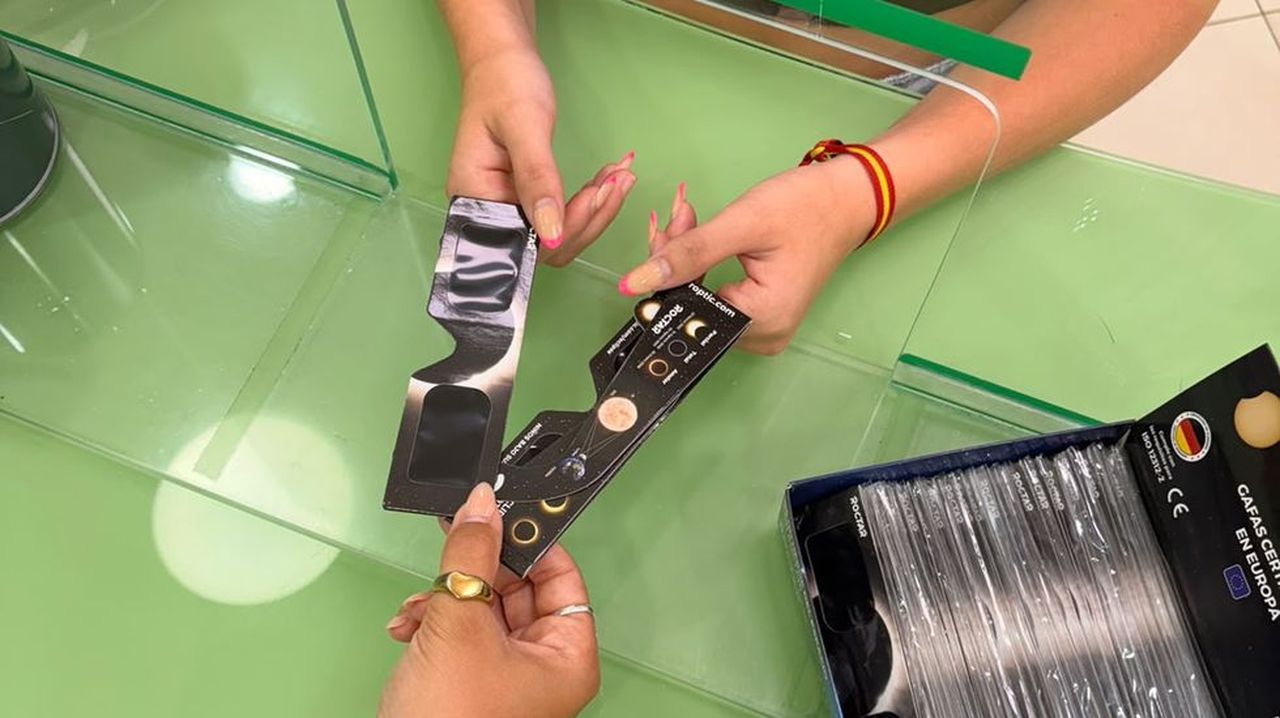 El Instituto Galego de Consumo ordena retirar del mercado dos marcas de gafas para el eclipse por riesgo de lesiones oculares