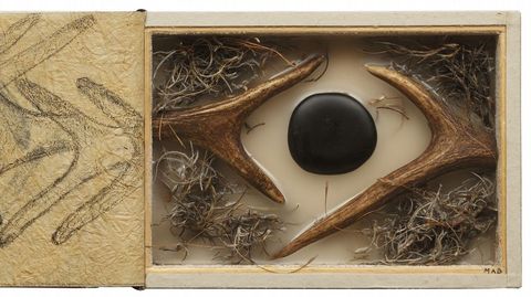 Detalle del libro-caja titulado �Contacto Nocturno� y compuesto por cuatro p�ginas de papel de fibras vegetales y papel de aceite de linaza con dibujos a l�piz y puntos de fuego, dos cuernas de ciervo del Valle de Alcudia, obsidiana de r�o de M�xico y bromelia de Houston (Texas) sobre parafina y serr�n de cuernas. Esta obra forma parte de �La Biblioteca del Bosque� iniciada por Miguel �ngel Blanco en el invierno de 1985 y compuesta en la actualidad por 1.130 libros-caja