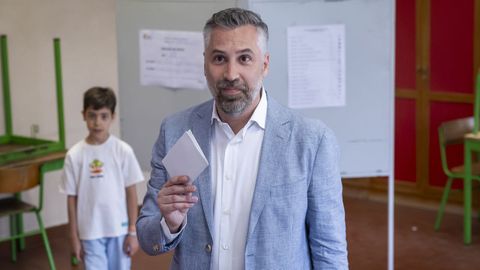 Pedro Nuno acudi� como siempre con su hijo a votar.