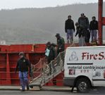 Agentes policiales y de Aduanas a bordo del barco. 