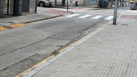 Calzada e beirarrúa en mal estado en Durmideiras