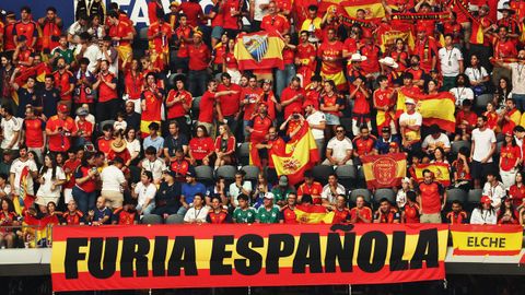 Aficionados espa�oles presentes en el Dallas Stadium para ver las semifinales del Mundial.