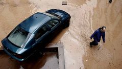 Casas anegadas y coches arrastradas