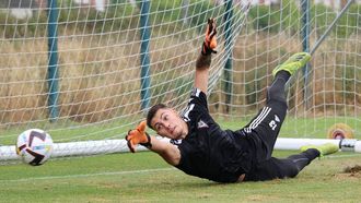 Iago Dom&iacute;nguez, en un entrenamiento en San L&aacute;zaro en la temporada en la que jug&oacute; en el Compostela