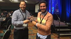 Directivos de Touchvie muestran el premio