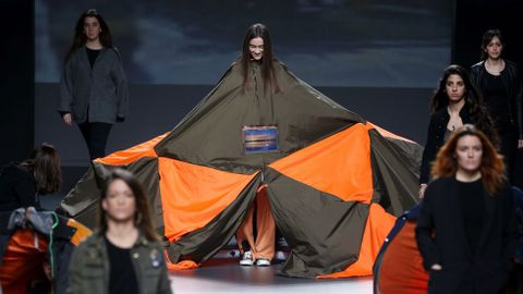 Un momento del desfile del diseñador Rubén Gómez, proclamado ganador de la tercera edición de Samsung EGO Innovation Project