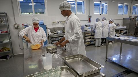 Alumnos del ciclo de industria alimentaria del Coroso durante una clase pr�ctica