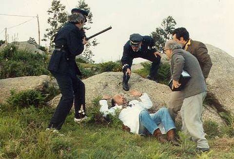 Paco Taxes, deitado, e Vidal Bola�o, de costas, na curta �As cinzas do t�o Xuli�n�.