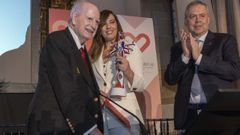 Rarmiro Carregal entregó el galardón a la cardióloga del CHUS, en un acto al que también asistió el nuevo conselleiro de Sanidade, Antonio Gómez Caamaño