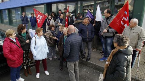 Trabajadores y usuarios, a las puertas de la piscina esta ma�ana al comienzo del primer turno de huelga