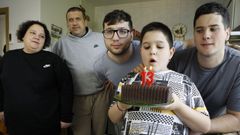 Sandra y Nito posan en su casa de Mi�o junto a sus hijos Brais, Aar�n y el peque�o Roi, de 10 a�os, que soplan una tarta con el n�mero 13