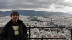 Lorena Ares, con la ciudad de Atenas a su espalda, donde continu� los estudios de Bellas Artes que cursa en Madrid.