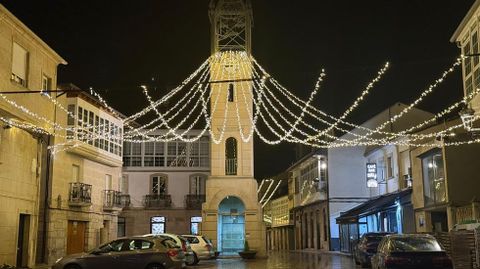 El reloj de la torre de Trives vuelve a funcionar.