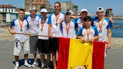 <span lang= gl >Integrantes e adestrador da trai�eiri�a campioa de Espa�a do Club de Remo Mecos.</span>
