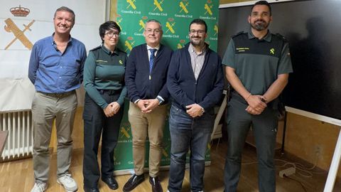 Investigadores de la UNED con el director del centro asociado de Ourense y mandos de la Benem&eacute;rita.