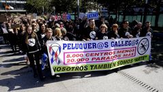 Los peluqueros gallegos salen a la calle para protestar por el IVA