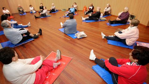 Imagen de archivo de una actividad de gimnasia para mayores.