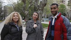 Am�rica L�pez, responsable en Ourense del programa de acogida con M�nica Gonz�lez y Hemdan Larosi, que colaboran en el proyecto