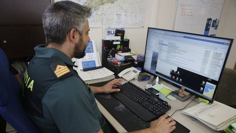 El sargento del Equipo de Delitos Telemticos, Alberto Gonzlez, en el cuartel corus de Lonzas