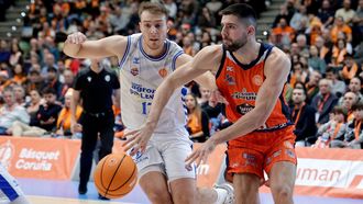 Danilo Brnovic maneja el bal�n en el partido de la primera vuelta ante el Palencia.