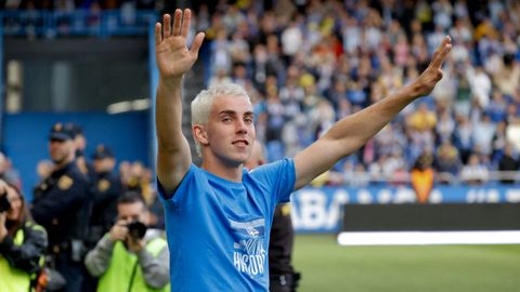 Dani Barcia saludando a los aficionados blanquiazules en la fiesta tras el encuentro contra el Real Uni�n de hace dos a�os, algo que volver� a suceder este domingo en Riazor