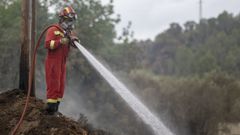 Un miembro de la UME, este mircoles trabajando en una zona afectada por el incendio.