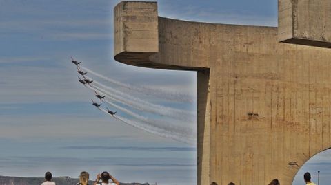  La patrulla Águila del Ejército del Aire Español pasa ante el  Elogio del Horizonte  del escultor vasco Eduardo Chillida, durante el Festival Aéreo de Gijón celebrado hoy en las inmediaciones de la playa de San Lorenzo