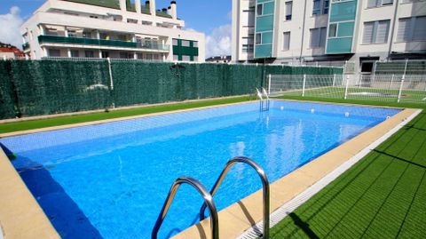 Vista de la piscina y los pisos de Luanco